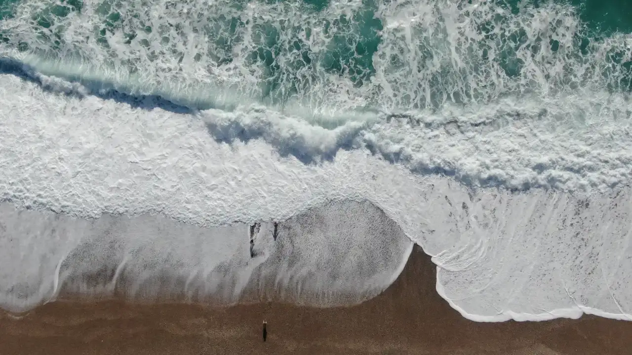 Günlerdir Süren Sağanak Yağış Sonrası Antalyalılar Sahile Akın Etti 7